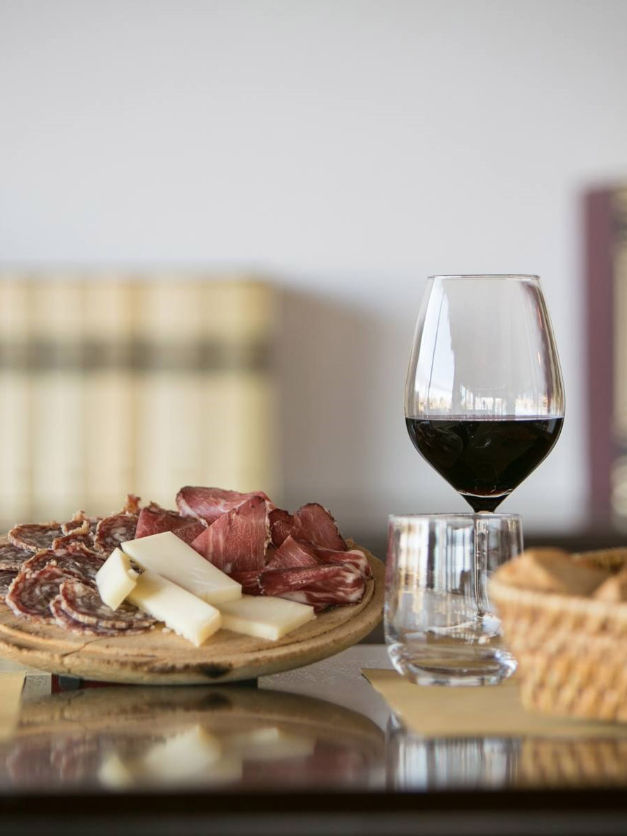 Steva Agriturismo - Affettato con calice di vino